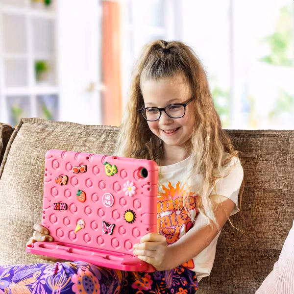 imoshion Kidsproof tablethoes met afneembare dolls Apple iPad 11 (2025) 11 inch A16 / iPad 10 (2022) 10.9 inch - Roze