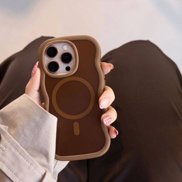 Selencia Wavy Backcover met MagSafe Samsung Galaxy S25 / S24 - Mocha Brown