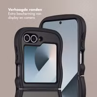 Selencia Wavy Backcover met MagSafe Samsung Galaxy Z Flip 6 - Zwart