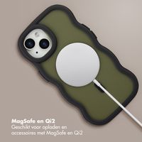 Selencia Wavy Backcover met MagSafe Apple iPhone 15 - Zwart