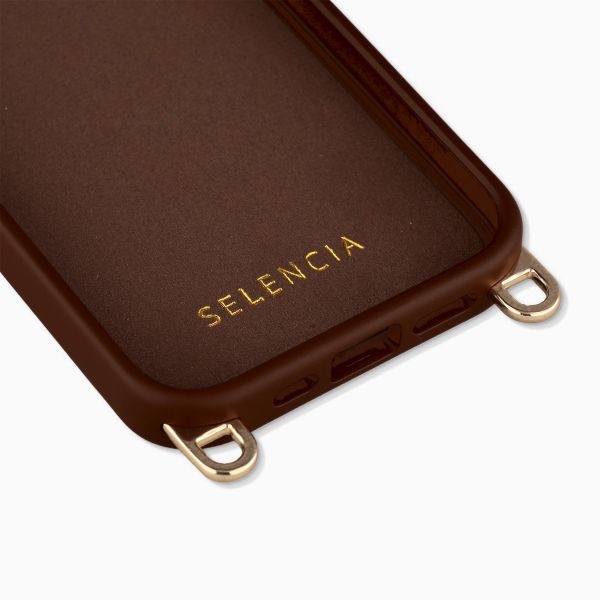 Selencia Rivièra MagSafe Backcover met afneembare haakjes voor de Apple iPhone 15 - Choco Brown + Satin Crush Polskoord - Cosmic Candy