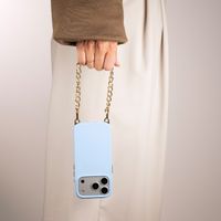 Selencia Rivièra MagSafe Backcover met afneembare haakjes voor de Apple iPhone 17 Pro - Powder Blue + Bold Chain Polskoord - Gold