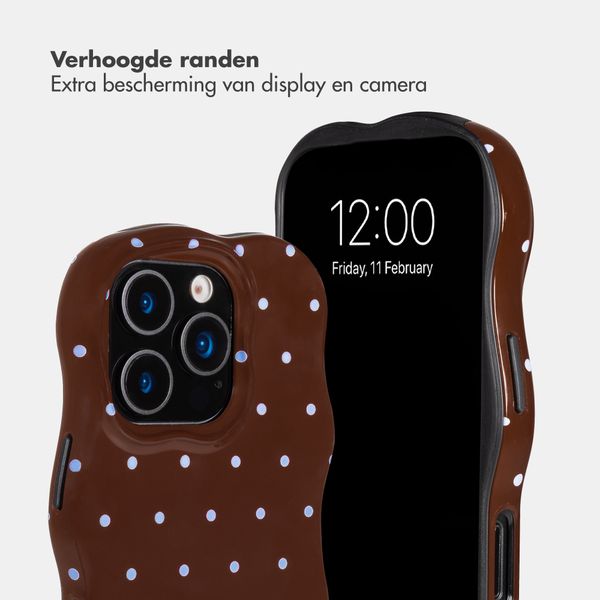 Selencia Vivid Wavy Backcover met MagSafe Apple iPhone 16 Pro - Happy Dots Chocolate
