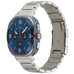 Accezz Mat Titanium bandje voor de Samsung Galaxy Watch Ultra (2024/2025) - Zilver