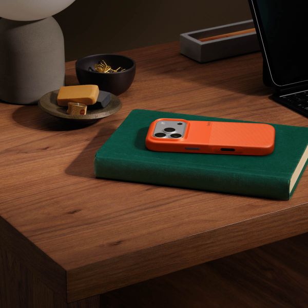 Beats Rugged Case met MagSafe en Camera Control Apple iPhone 17 Pro - Sierra Orange