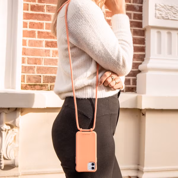 imoshion Color Backcover met afneembaar koord Apple iPhone SE (2022 / 2020) / 8 / 7 - Peach