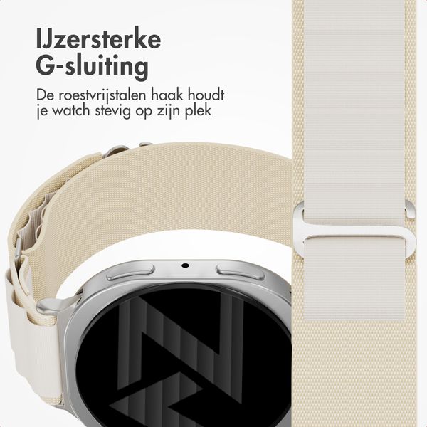 Accezz Nylon Alpine bandje Samsung Galaxy Watch 9 (40/44mm) / Watch 8 (40/44mm) / Classic (46mm) - Sterrenlicht
