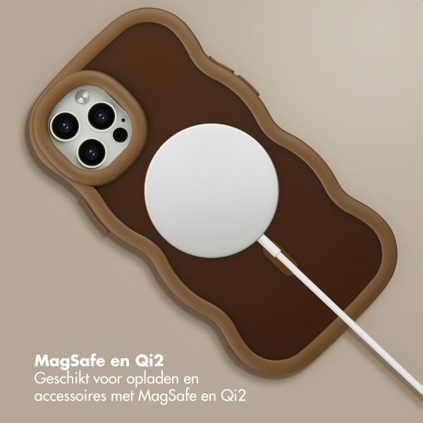 Selencia Wavy Backcover met MagSafe Apple iPhone 12 (Pro) - Mocha Brown