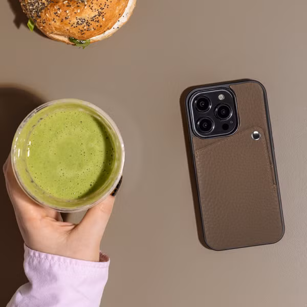 Selencia Riva Backcover met Pashouder Apple iPhone 15 Pro - Mocha Brown