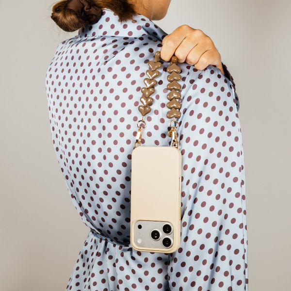 Selencia Rivièra MagSafe Backcover met afneembare haakjes voor de Apple iPhone 15 - Milky Latte + Lova Polskoord - Mocha Brown