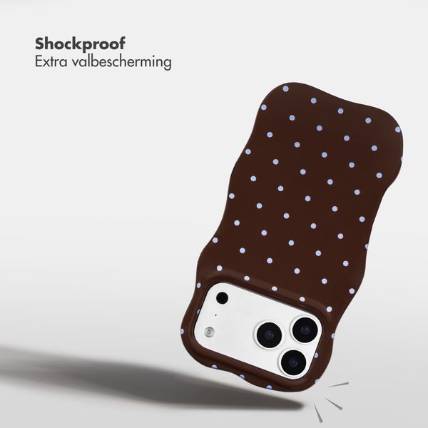 Selencia Vivid Wavy Backcover met MagSafe Apple iPhone 18 Pro Max / 17 Pro Max - Happy Dots Chocolate