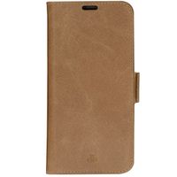 dbramante1928 Copenhagen Bookcase Apple iPhone 14 - Bruin