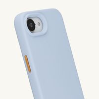 Selencia Rivièra MagSafe Backcover met afneembare haakjes voor de Apple iPhone 17e / 16e - Powder Blue + Bold Chain Polskoord - Gold