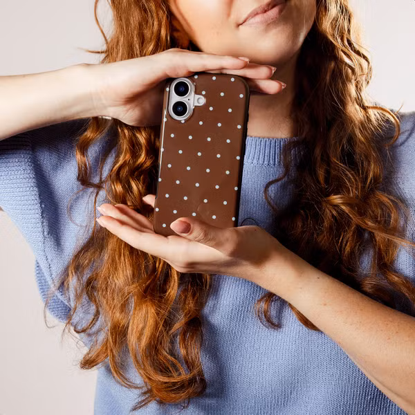 Selencia Vivid Back Cover with MagSafe Apple iPhone 13 - Happy Dots Chocolate