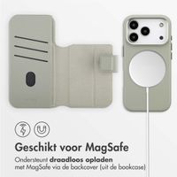 Accezz Leather Bookcase 2-in-1 met MagSafe Apple iPhone 17 Pro - Light Grey