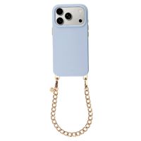 Selencia Rivièra MagSafe Backcover met afneembare haakjes voor de Apple iPhone 17 Pro - Powder Blue + Bold Chain Polskoord - Gold