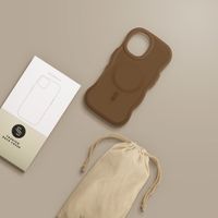 Selencia Wavy Backcover met MagSafe Apple iPhone 17 - Mocha Brown
