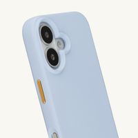 Selencia Rivièra MagSafe Backcover met afneembare haakjes voor de Apple iPhone 17 - Powder Blue + Lova Polskoord - Burgundy