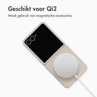 Accezz Liquid Silicone Backcover met MagSafe Samsung Galaxy Z Flip 8 - Stone