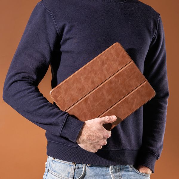 Accezz Leather Trifold Bookcase Apple iPad Pro 13 (2025) M5 / (2024) M4 - Cognac