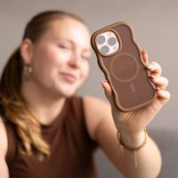 Selencia Wavy Backcover met MagSafe Apple iPhone 15 Pro - Mocha Brown