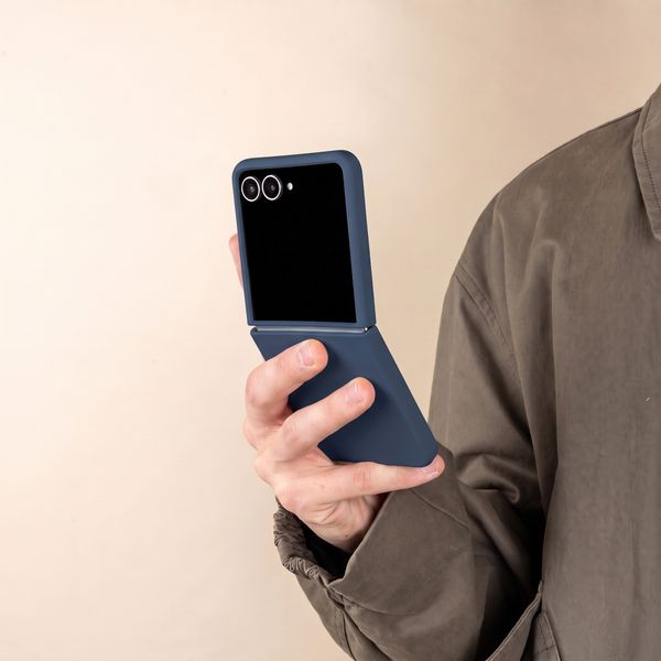 Accezz Liquid Silicone Case with MagSafe Samsung Galaxy Z Flip 8 - Dark Blue