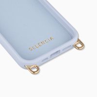 Selencia Rivièra MagSafe Backcover met afneembare haakjes voor de Apple iPhone 15 Pro - Powder Blue + Lova Polskoord - Burgundy