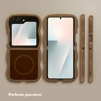 Selencia Wavy Backcover met MagSafe Samsung Galaxy Z Flip 7 - Mocha Brown
