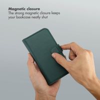 Selencia Olyn Detachable Bookcase with MagSafe Apple iPhone 16 Pro - Green