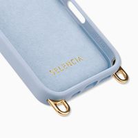 Selencia Rivièra MagSafe Backcover met afneembare haakjes voor de Apple iPhone 16 Pro - Powder Blue + Bold Chain Polskoord - Gold