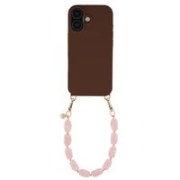 Selencia Rivièra MagSafe Backcover met afneembare haakjes voor de Apple iPhone 16 - Choco Brown + Satin Crush Polskoord - Cosmic Candy