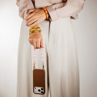 Selencia Rivièra MagSafe Backcover met afneembare haakjes voor de Apple iPhone 12 / 12 Pro - Choco Brown + Satin Crush Polskoord - Cosmic Candy