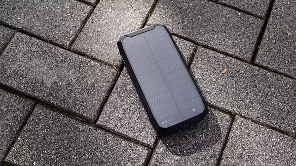 imoshion Solar Powerbank 30.000 mAh - Draadloze powerbank op zonne-energie - Quick Charge en Power Delivery - Zwart