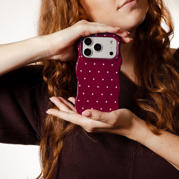 Selencia Vivid Wavy Backcover met MagSafe Samsung Galaxy A37 (5G) - Happy Dots Burgundy