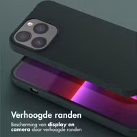 Selencia Siliconen hoesje met afneembaar koord Apple iPhone 13 - Donkergroen