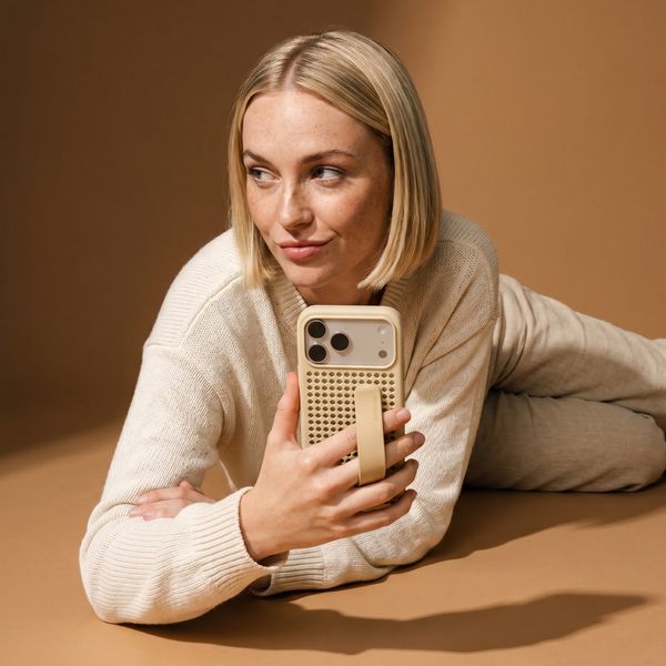 Callbuddy Hoesje met Strap Apple iPhone 17 Pro - Sand Glow