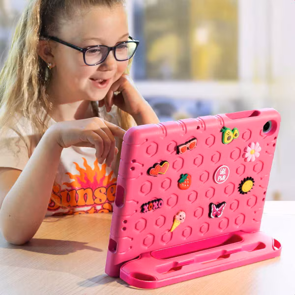 imoshion Kidsproof tablethoes met afneembare dolls Apple iPad 11 (2025) 11 inch A16 / iPad 10 (2022) 10.9 inch - Roze