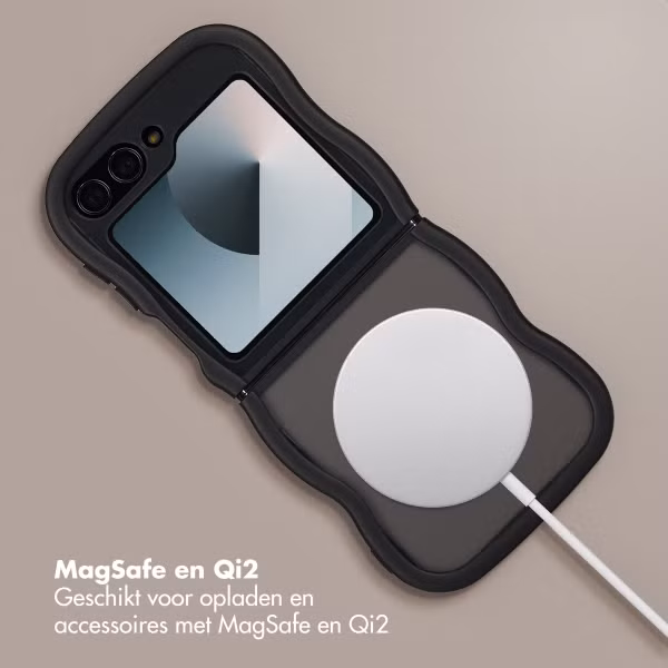 Selencia Wavy Backcover met MagSafe Samsung Galaxy Z Flip 6 - Zwart