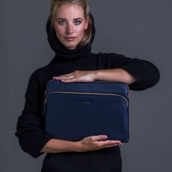 dbramante1928 Paris+ Sleeve - Laptop hoes 13 inch - Echt leer - MacBook Pro / Air 13 inch - Pacific Blue