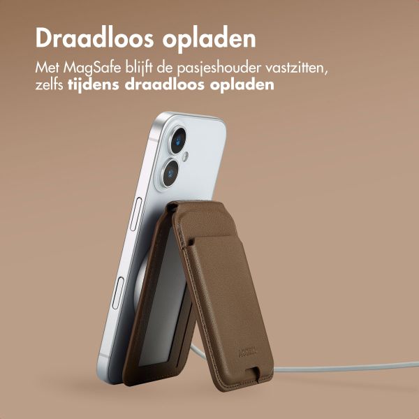 Accezz Leren Wallet met standaard - Geschikt voor MagSafe en Qi2 - Coffee Brown