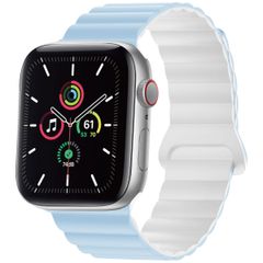 imoshion Magnetisch Siliconen bandje Apple Watch Series 1 t/m 9 / SE (38/40/41 mm) | Series 10 / 11 (42 mm) - Blauw & Wit