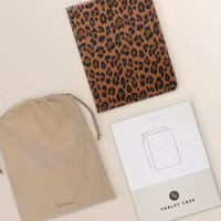 Selencia Sabi Bookcase met panterprint Apple iPad 11 (2025) 11 inch A16 / iPad 10 (2022) 10.9 inch - Mocha Brown