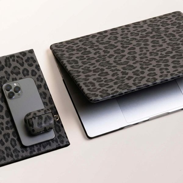 Selencia Sabi Laptop Cover Panterprint Apple MacBook Pro 16 inch (2021 / 2023 M3 / 2024 M4 / 2026 M5) - Midnight Black