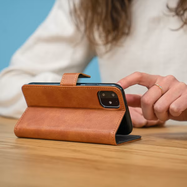 imoshion Luxe Bookcase Apple iPhone 12 (Pro) - Bruin