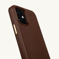 Selencia Rivièra MagSafe Backcover met afneembare haakjes voor de Apple iPhone 12 / 12 Pro - Choco Brown + Satin Crush Polskoord - Cosmic Candy