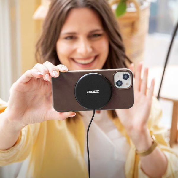 Accezz Liquid Silicone Backcover met MagSafe Apple iPhone 16 Pro Max - New Tea Brown