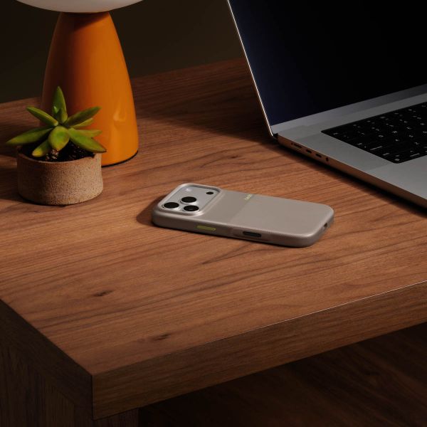 Beats Rugged Case met MagSafe en Camera Control Apple iPhone 17 Pro Max - Alpine Gray