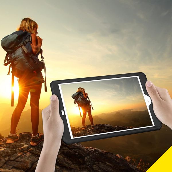 Accezz Rugged Back Case Apple iPad 6 (2018) 9.7 inch / iPad 5 (2017) 9.7 inch - Zwart