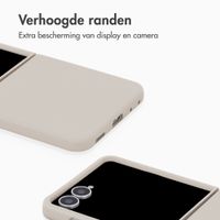 Accezz Liquid Silicone Backcover met MagSafe Samsung Galaxy Z Flip 8 - Stone