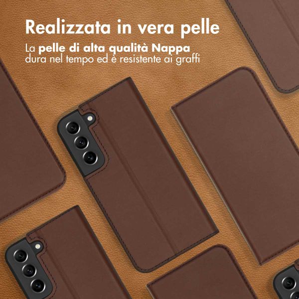Accezz Premium Leather Slim Bookcase Samsung Galaxy S22 Plus - Bruin